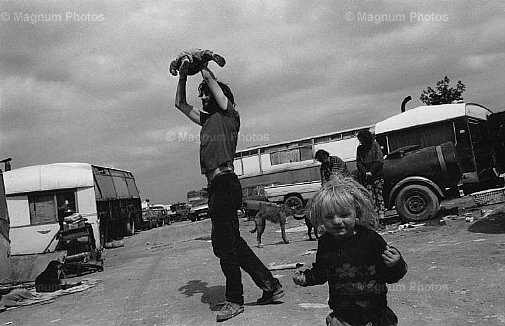 Gloucestershire, A46. Tom balla con sua figlia.jpg