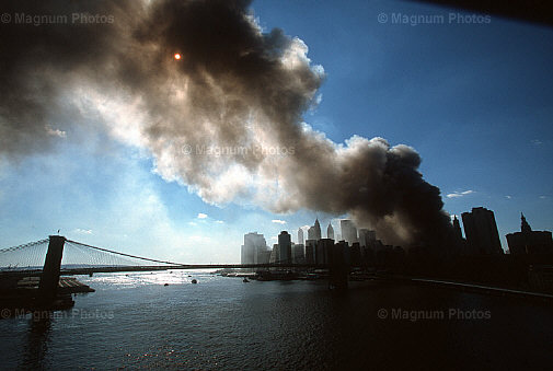 Stati Uniti, New York. L\\'attentato alle Torri Gemelle visto dal Manhattan Bridge.jpg