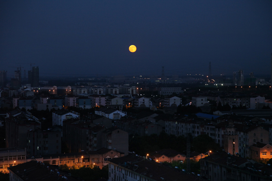 19:30，月亮从东方悄悄升起