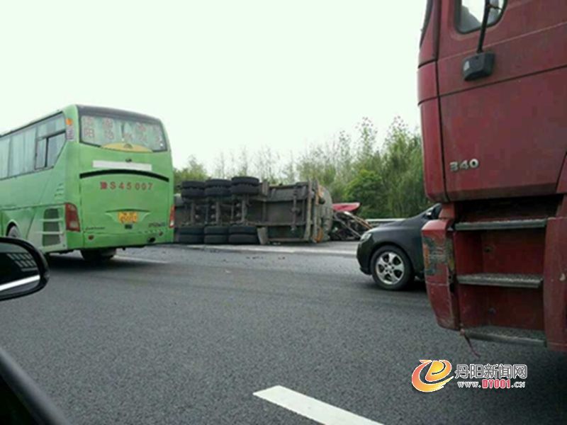 豆庄服务区发生车祸 002.jpg