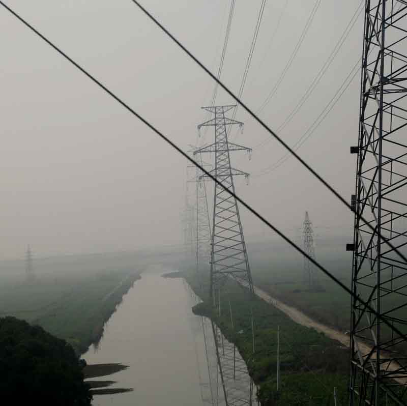 雾霾天气看冒烟.jpg