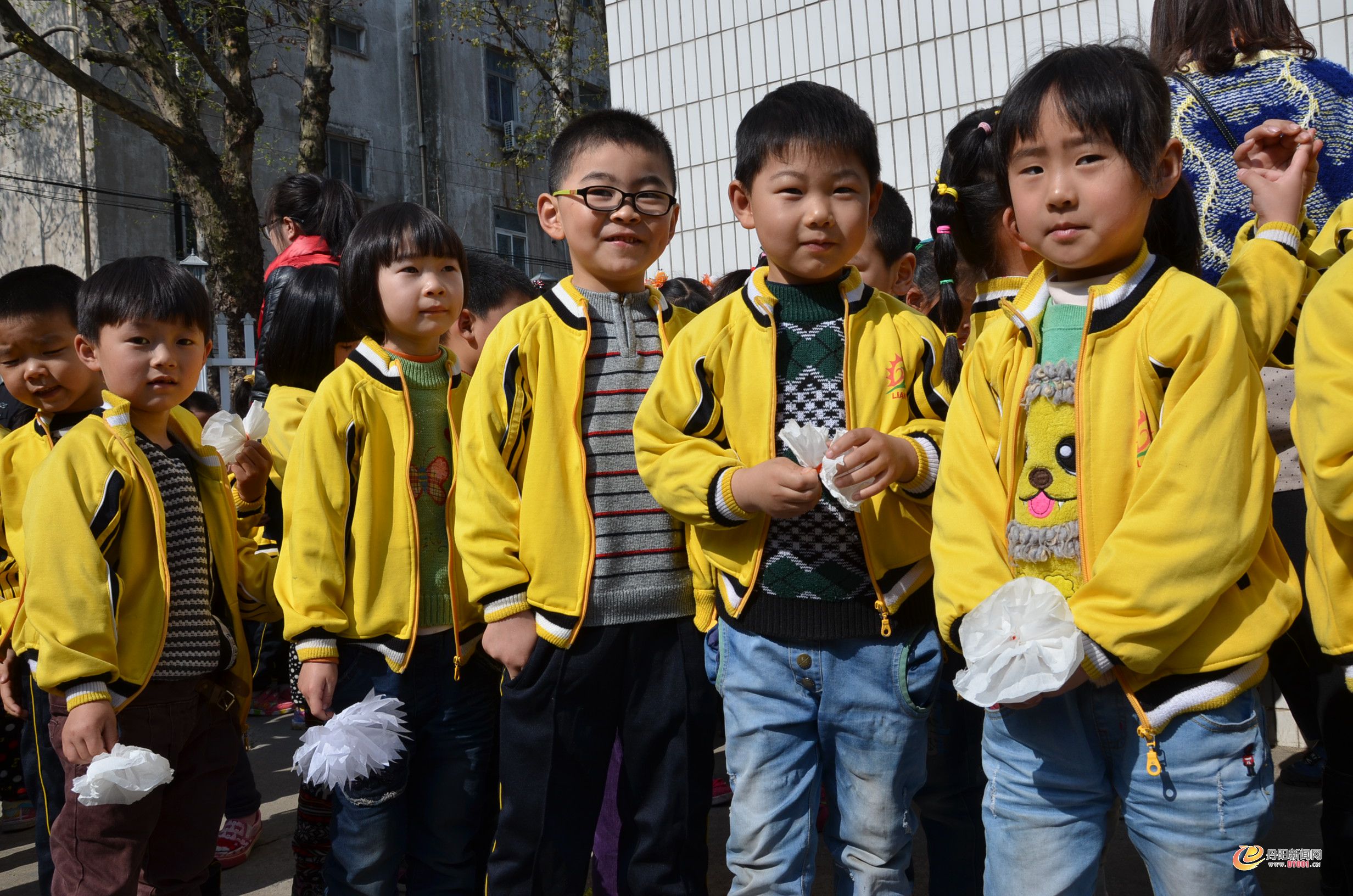 幼儿园的小盆友倒是精神抖擞的，等着去祭扫