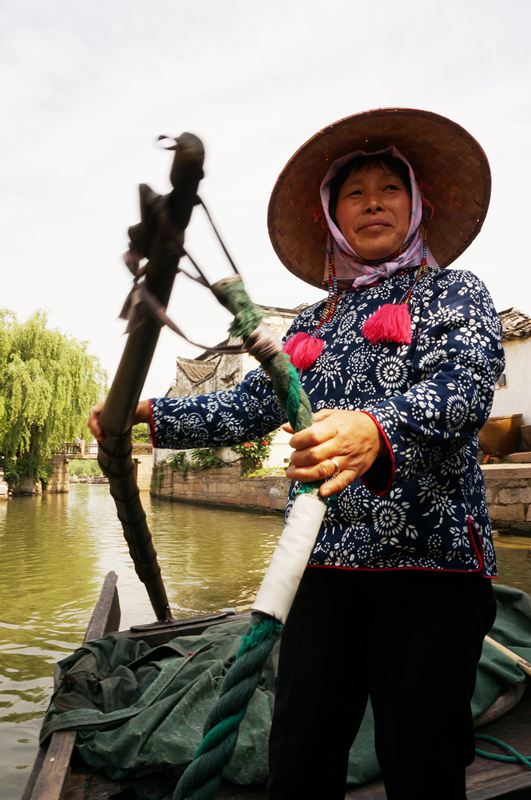 太湖摇橹女工4.JPG