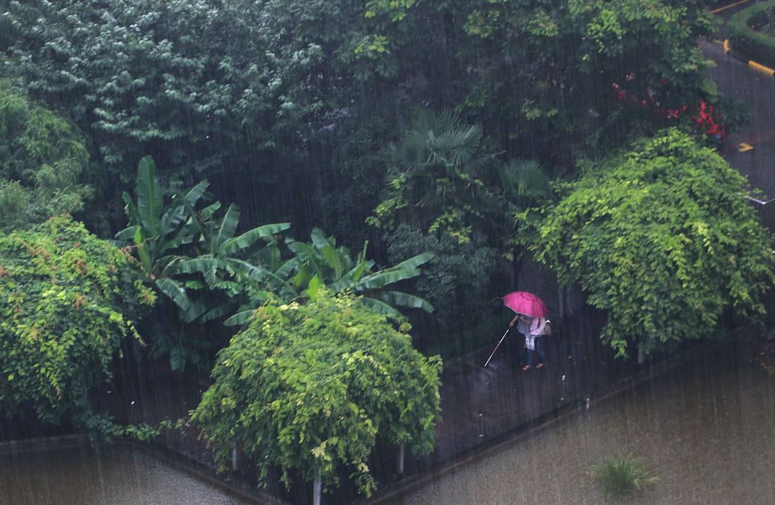 一位伤残者暴雨中行走时说这点苦算什么.jpg