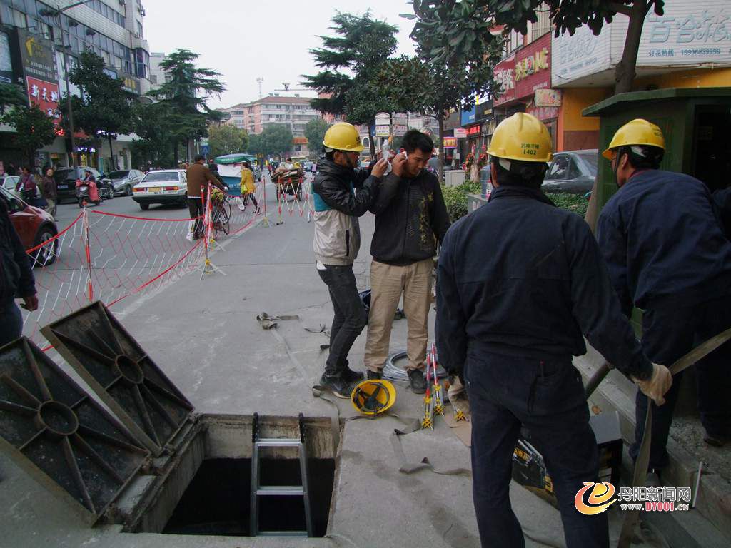 刚出井的师傅正在擦拭污水