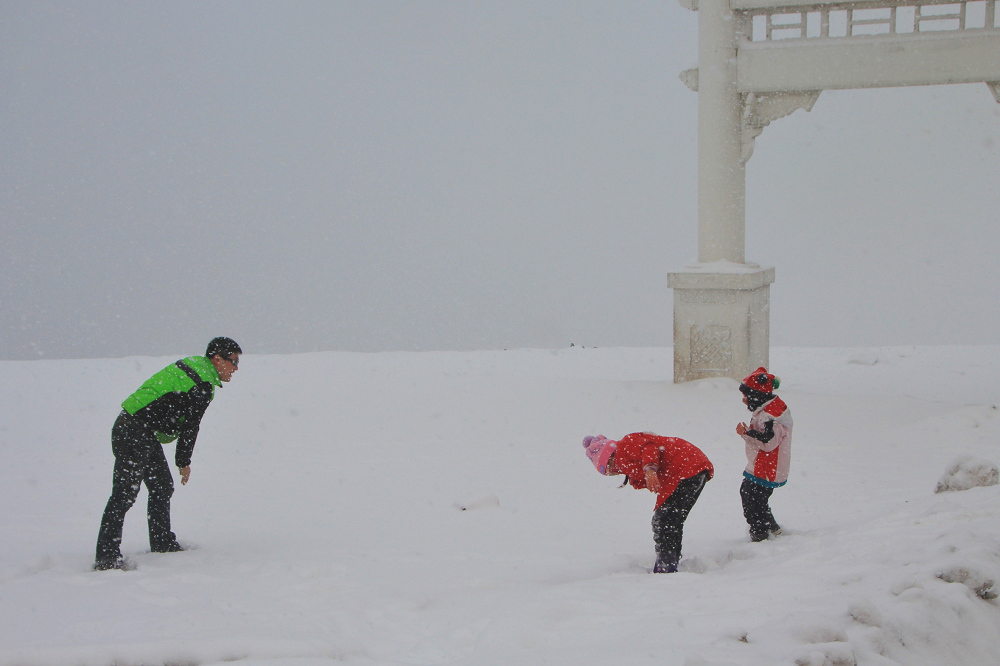 nEO_IMG_02.07和爸爸一起玩  2014.02.07年初八摄于五台山最高处“灵冠名山”牌坊下.jpg