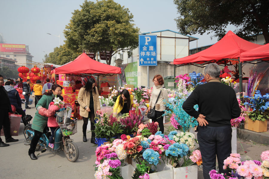 8--7大家选购鮮花迎新年.JPG