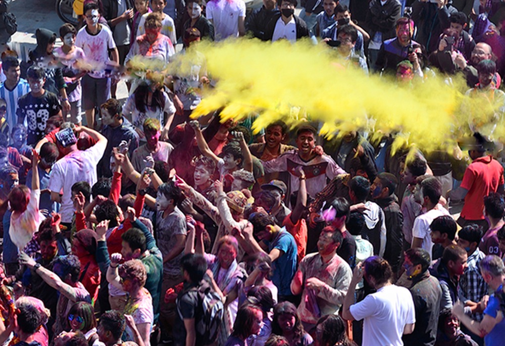 5.洒红节上欢乐的人们   2015.03.05摄于尼泊尔加德满都.jpg