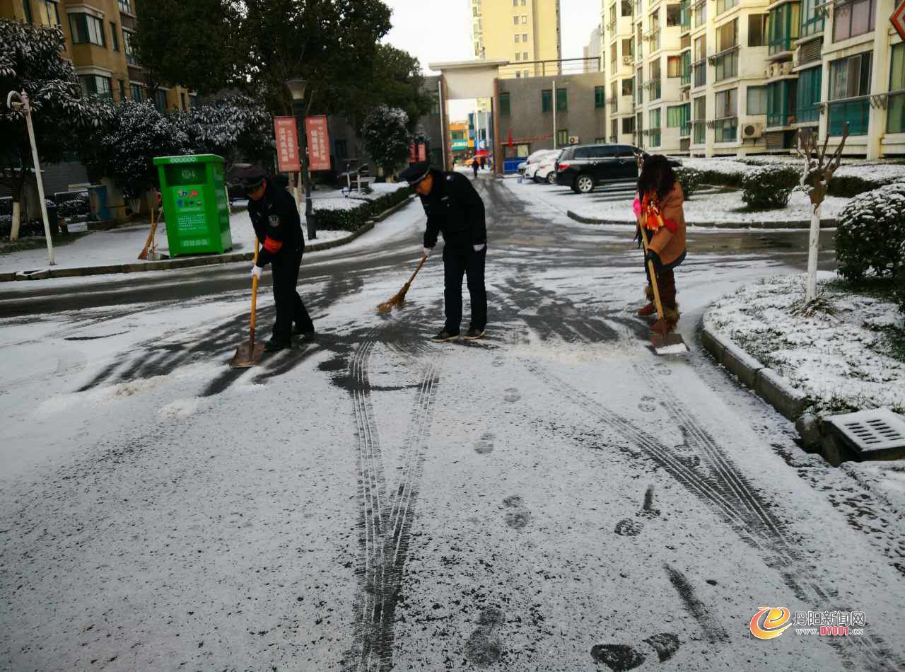 天怡物业在清除小区冰雪 (1).jpg