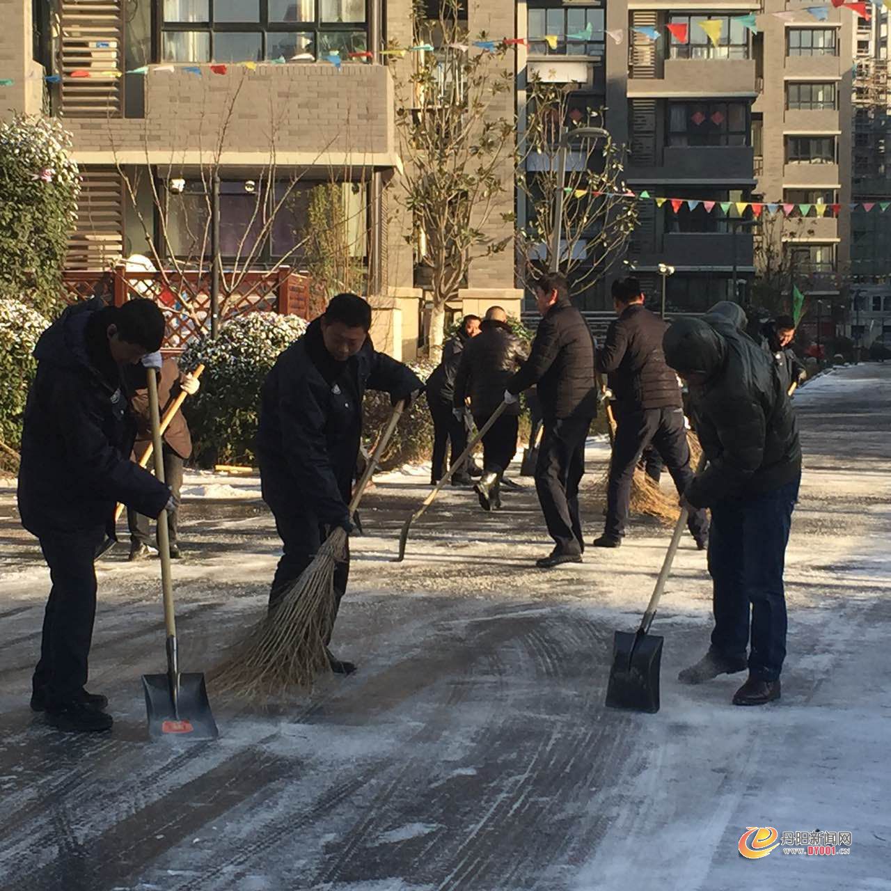 天怡物业在清除小区冰雪 (3).jpg