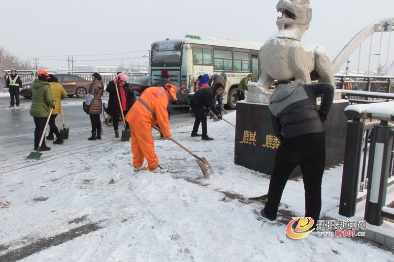 环卫工、机关干部齐上阵