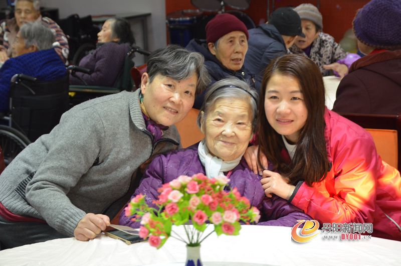 红叶颐馨园经理和老人们微笑合影