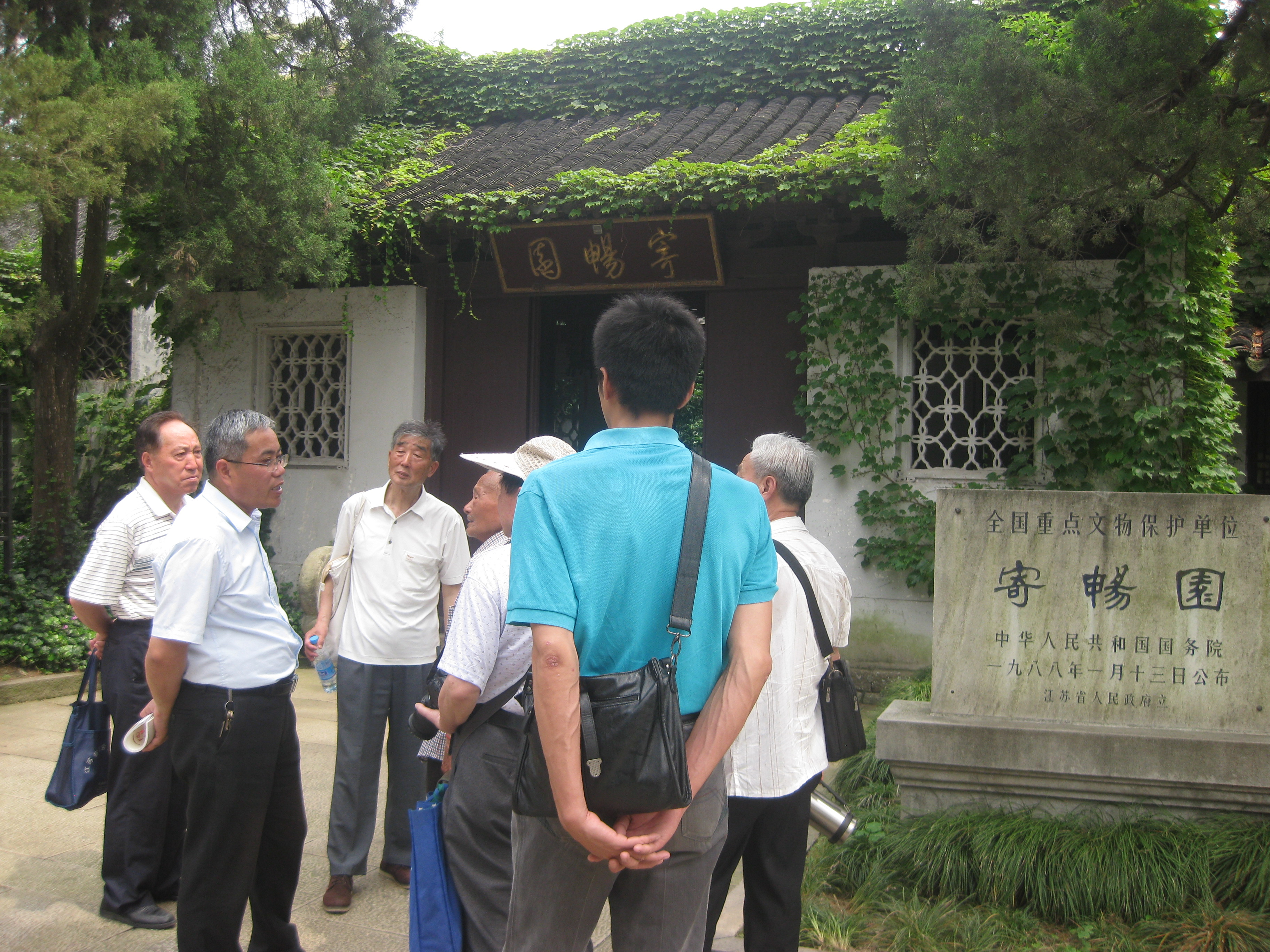 寄畅园是宋朝秦少游家的私家花园。内有多个祠堂，它景色隽秀，难怪康熙 、乾隆两帝六下江南必到此园停留。