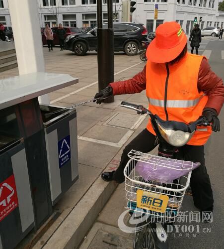 张丹凤将捡到的垃圾扔进垃圾箱