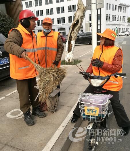 张丹凤交代工作中