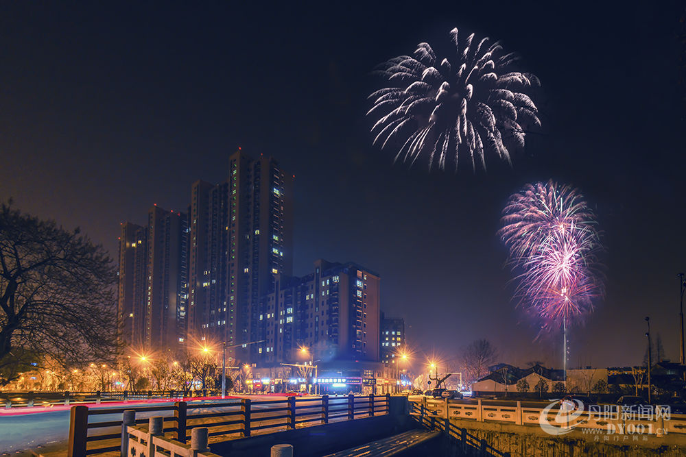 2017年1月27日除夕夜，老城区南桥头灯火璀璨。