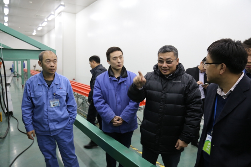 陈志平博士（右二）在生产车间进行技术指导。.JPG