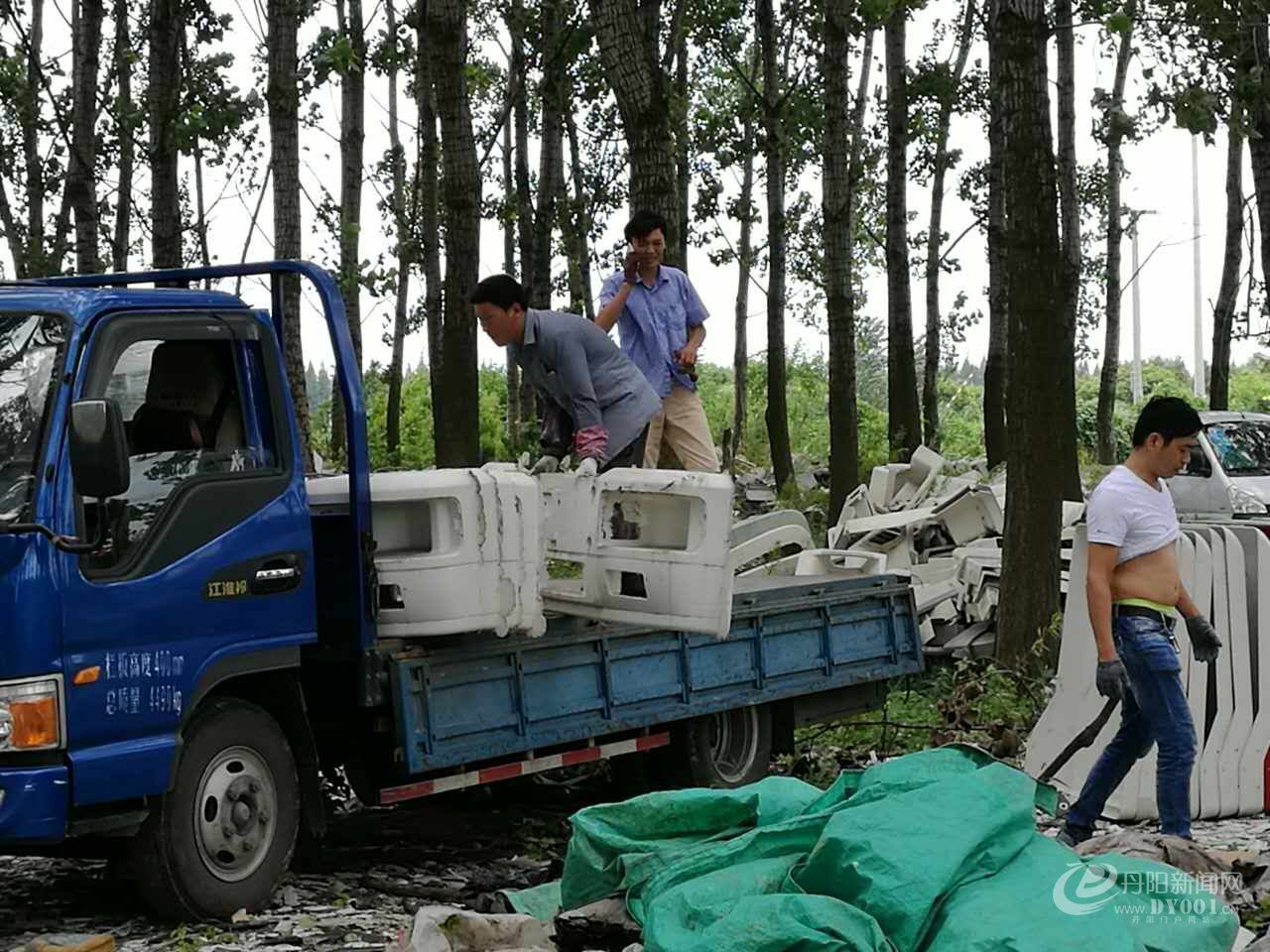 整治中正在清运垃圾.jpg