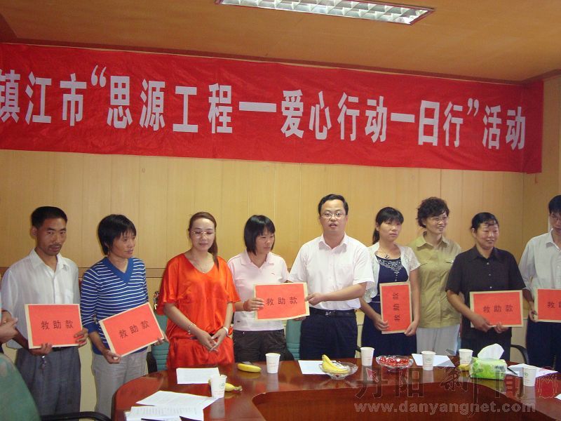 首批捐助款发放到首批困难家庭手中