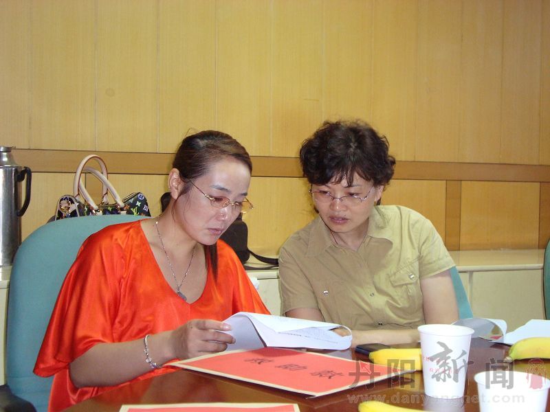 丹阳政协委员民建委员丹阳锦豪国际大酒店董事长程爱云在查看困难家庭情况