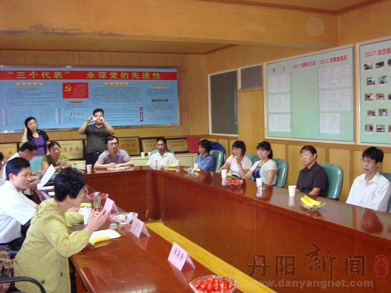 委员和 困难家庭热切交谈