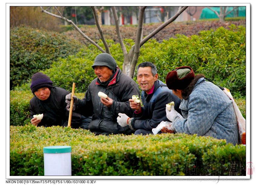 吃到免费包子的乞丐们好开心.jpg