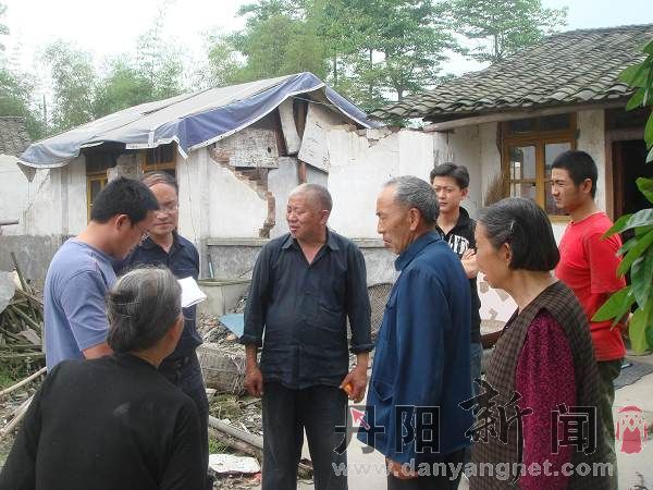 记者在桑枣镇飞龙村二组采访一贫困户.JPG