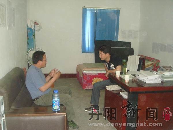 记者与桑枣镇党委副书记于春交谈.JPG