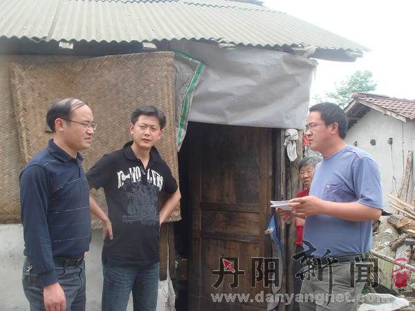 记者桑枣镇领导到桑枣镇飞龙村一组看望贫困户.JPG