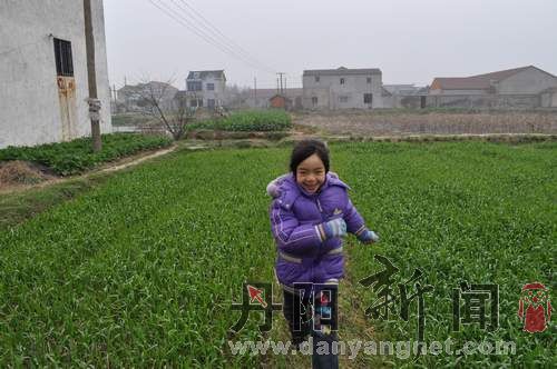 在春天里蹦跑的孩子.jpg