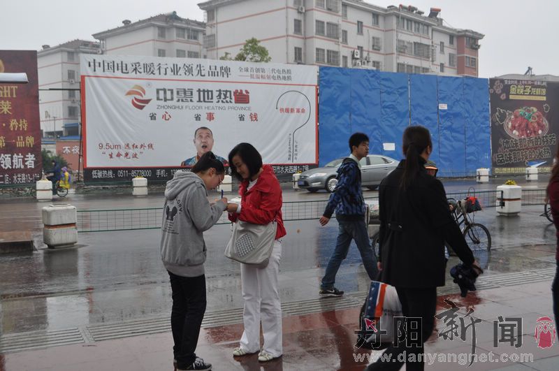 新闻网工作人员邀请过往市民参与主题活动.JPG