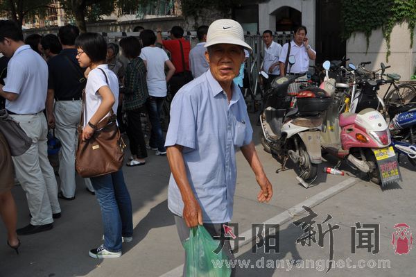 走出学校的老人，还带了中饭，估计等了很长时间