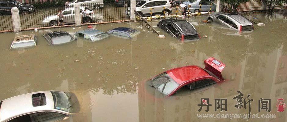 广州迎来了一场特大暴雨的洗礼。大雨倾盆，夹杂着闪电和雷声，轰隆隆喧闹到凌晨。暴雨侵袭后，