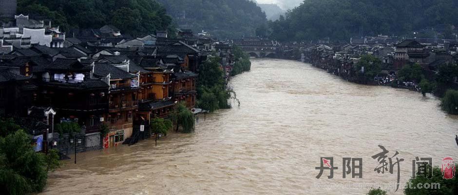 暴雨袭击湖南湘西凤凰县城，沱江水位暴涨，古城的江边游道和著名景点跳岩被淹