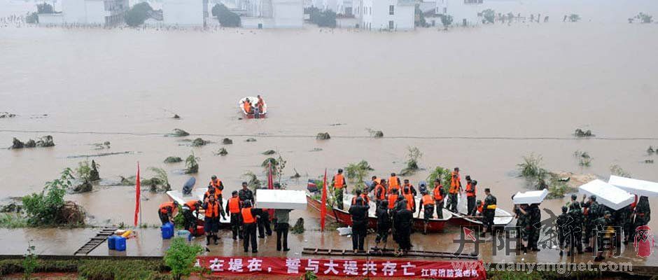 6月22日，南昌市消防支队人员在抚州市罗针镇解救因抚河唱凯堤发生决口被困的村民。