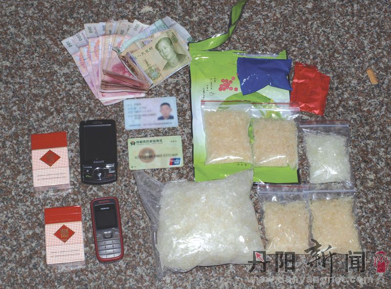 被查获的疑犯随身物件.jpg