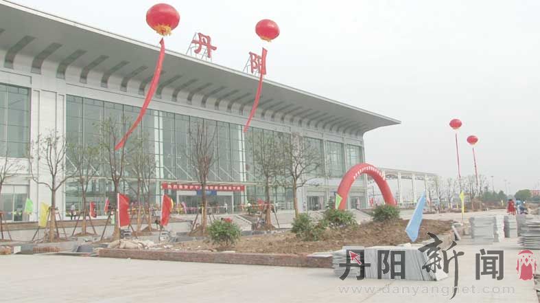 高铁站上空彩旗飘飘.jpg