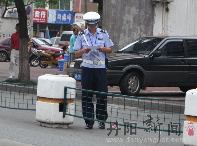 交警叔叔，你在看什么？.jpg
