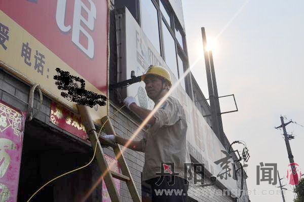 烈日下，他们尽职尽责