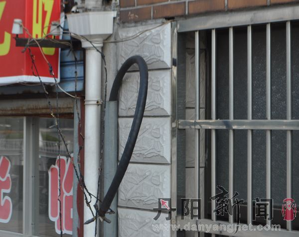 被烧焦的接户线不是还冒出火星