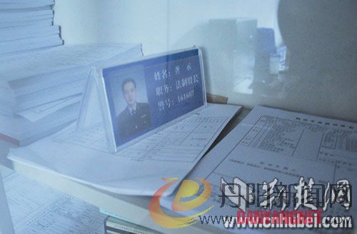图为：涉案民警的便民座牌被锁在了柜子里