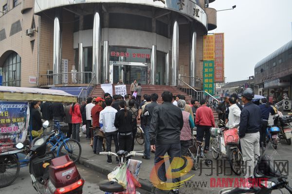 一早工商局门口已聚集了不少围观市民.JPG
