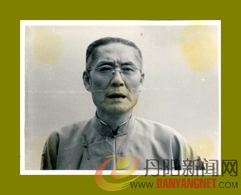 1947年束云章摄于上海棉纺织印染厂。.jpg