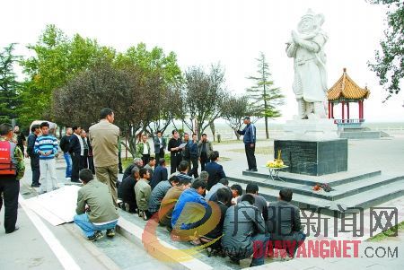 一群农民工在黄河岸边祭拜河神，想以此讨回被拖欠3年的工钱。 