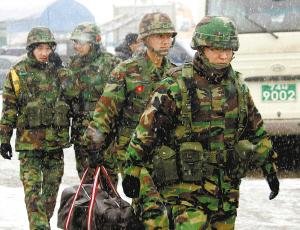 韩军士兵在延坪岛巡逻
