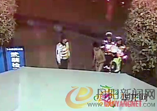 警方将裸奔醉酒打砸的男子控制，带回交巡警平台