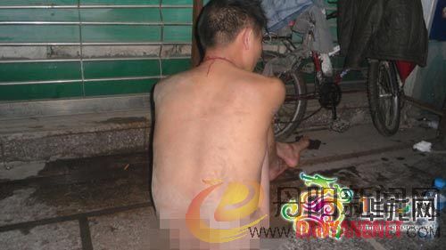 醉酒男子一丝不挂。