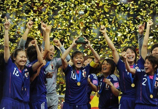 日本首夺女足世界杯 高捧奖杯尽情狂欢