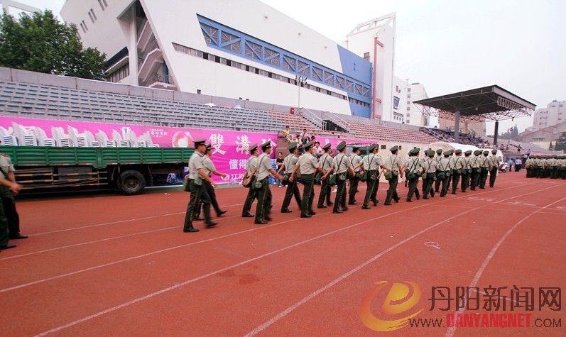 武警估计有2个连.jpg