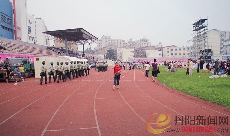 竟然还动用了武警.jpg